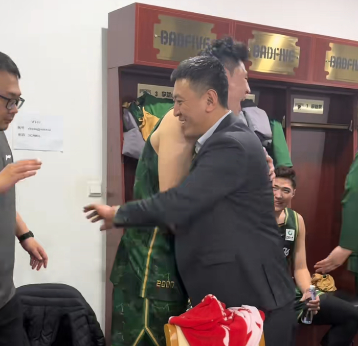 手机游戏下载-胜深圳更衣室！全员兴奋氛围极佳，汉兹领奖发懵，王世龙得金链子|南京同曦|邬挺嘉|郭昊文|比赛|团队性_新浪体育_新浪新闻