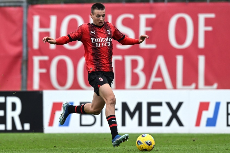 云游戏-隆戈：卡马达不会冬窗回归米兰，他将继续效力莱切到本赛季结束