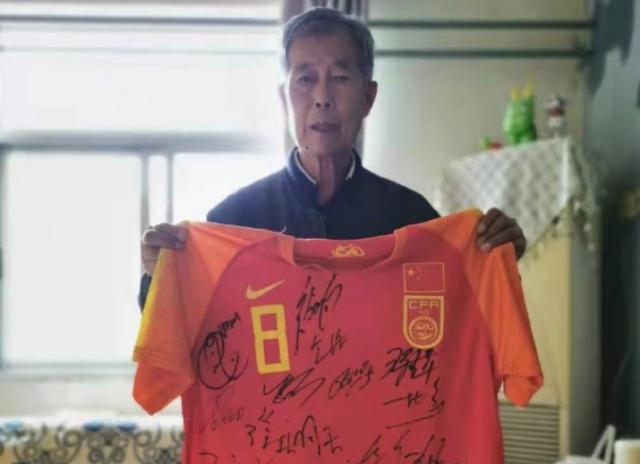 九游-李铁邀请患病老球迷观看比赛 并赠送国足签名球衣